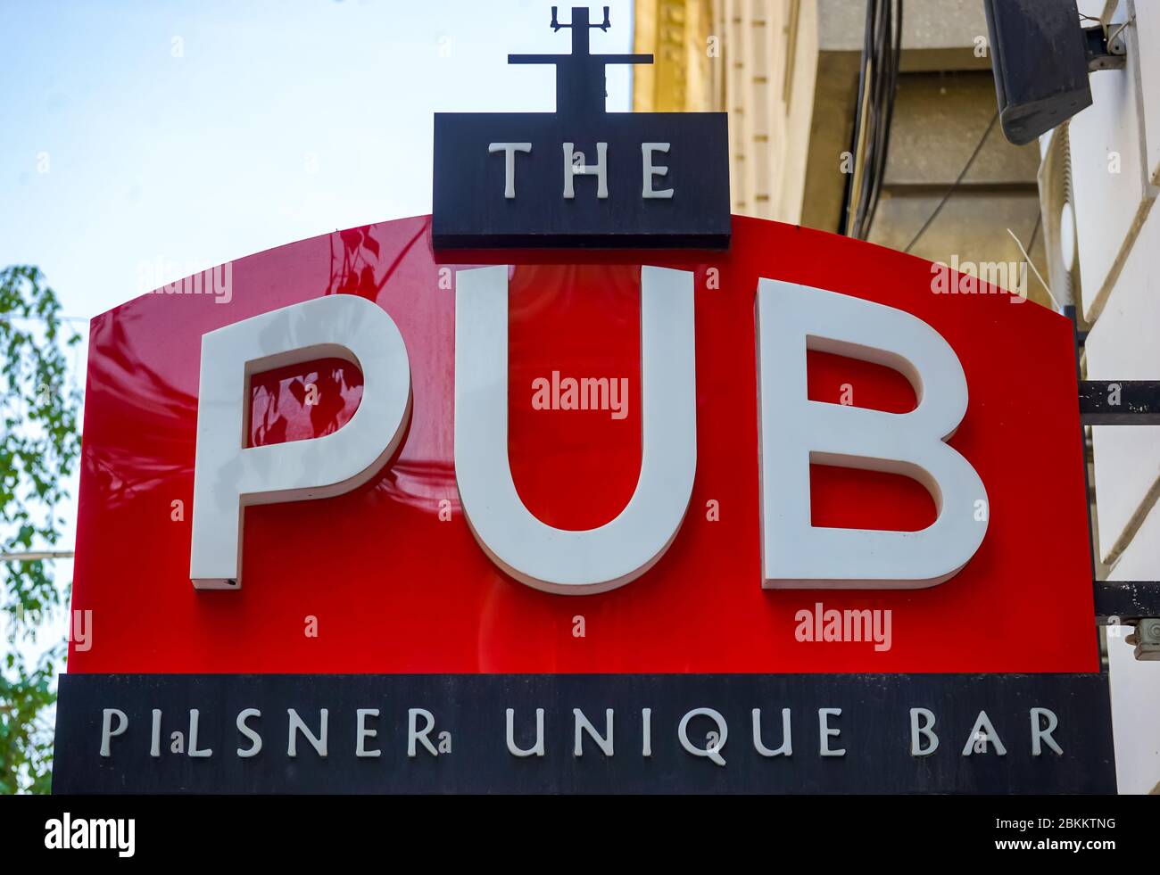 Bucarest, Romania - 29 aprile 2020: Un chiaro segno pubblicitario del PUB Pilsner unico Bar Franchising concetto è visto, a Bucarest. Foto Stock