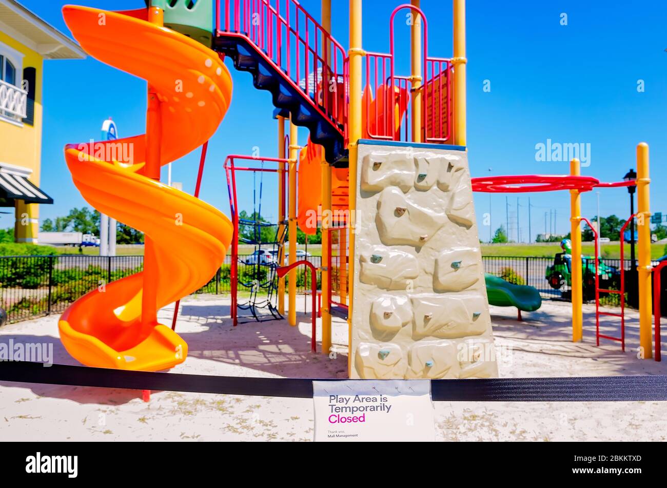 Un parco giochi è chiuso a causa del coronavirus al Gulfport Premium Outlets, 1 maggio 2020, a Gulfport, Mississippi. Foto Stock