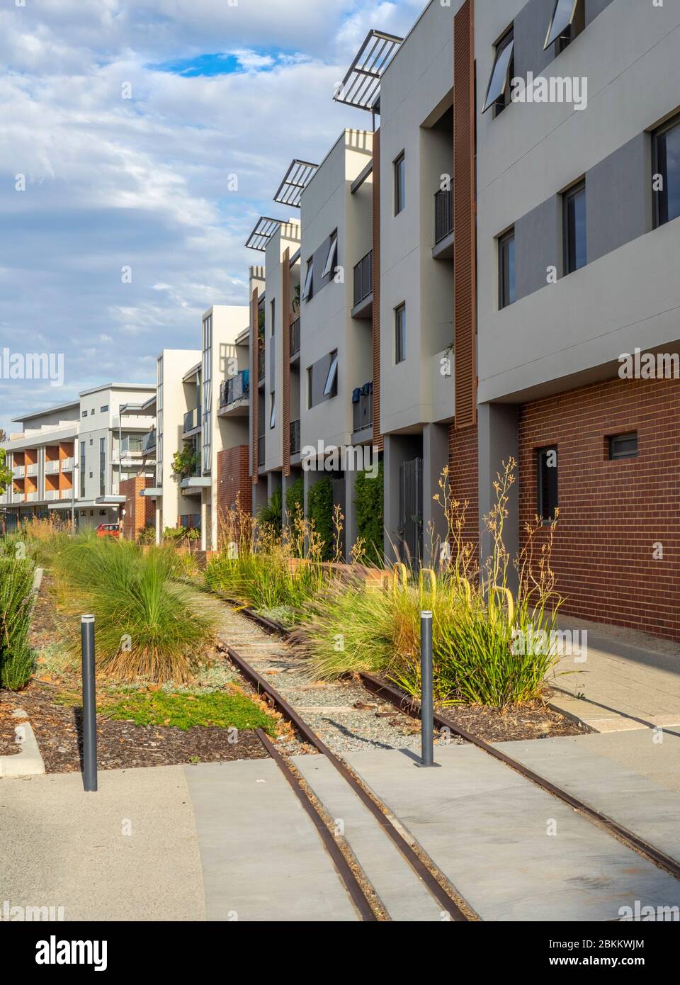 Vecchie piste ferroviarie che passano per un nuovo sviluppo residenziale a media densità vicino ai Workshop della Old Midland Railway Perth Western Australia. Foto Stock