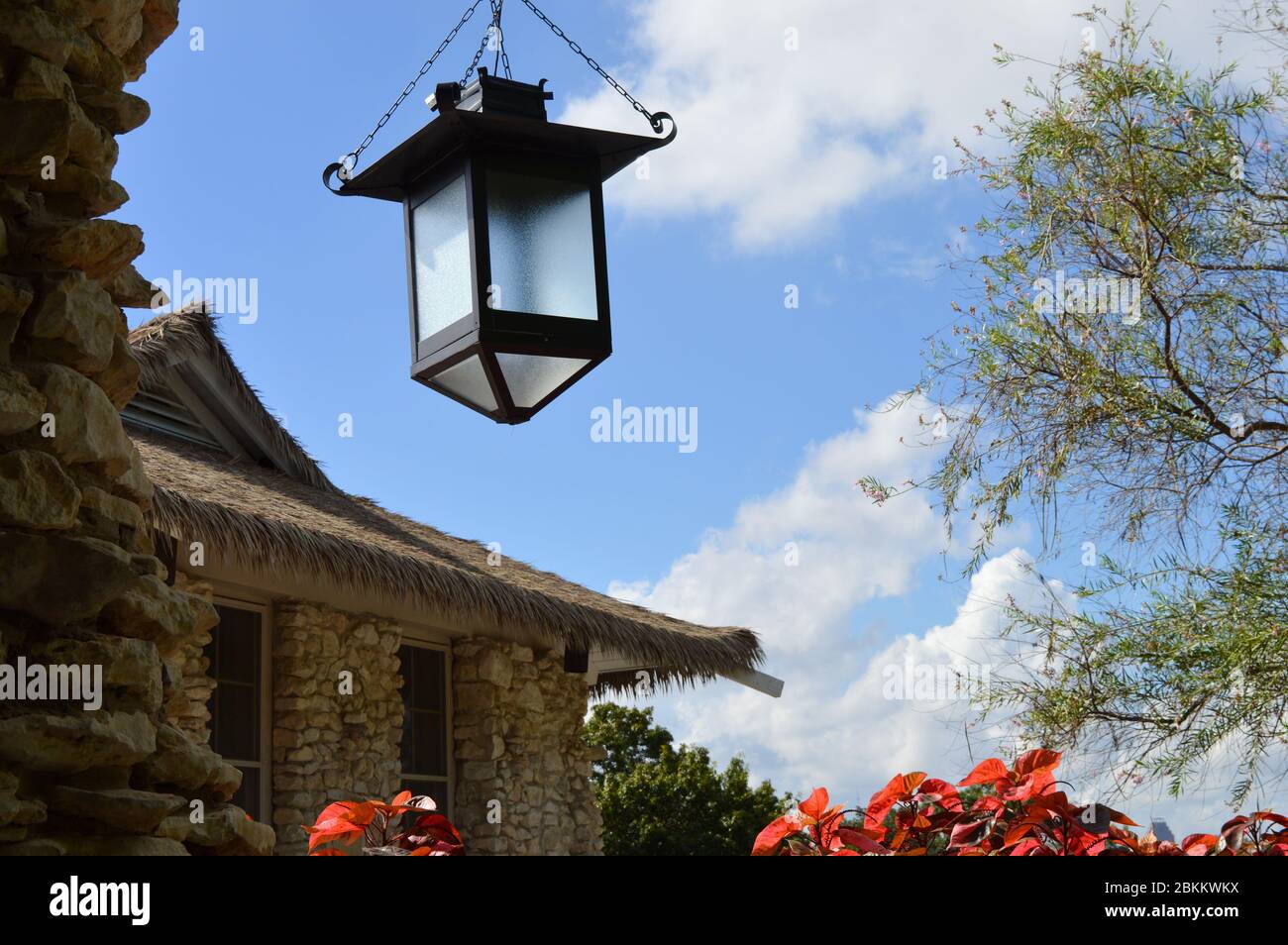 Lanterna di vetro nera e antica appesa alla luce del giorno con cielo blu Foto Stock
