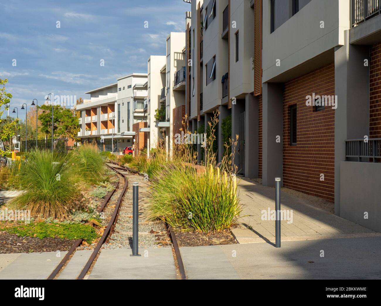 Vecchie piste ferroviarie che passano per un nuovo sviluppo residenziale a media densità vicino ai Workshop della Old Midland Railway Perth Western Australia. Foto Stock