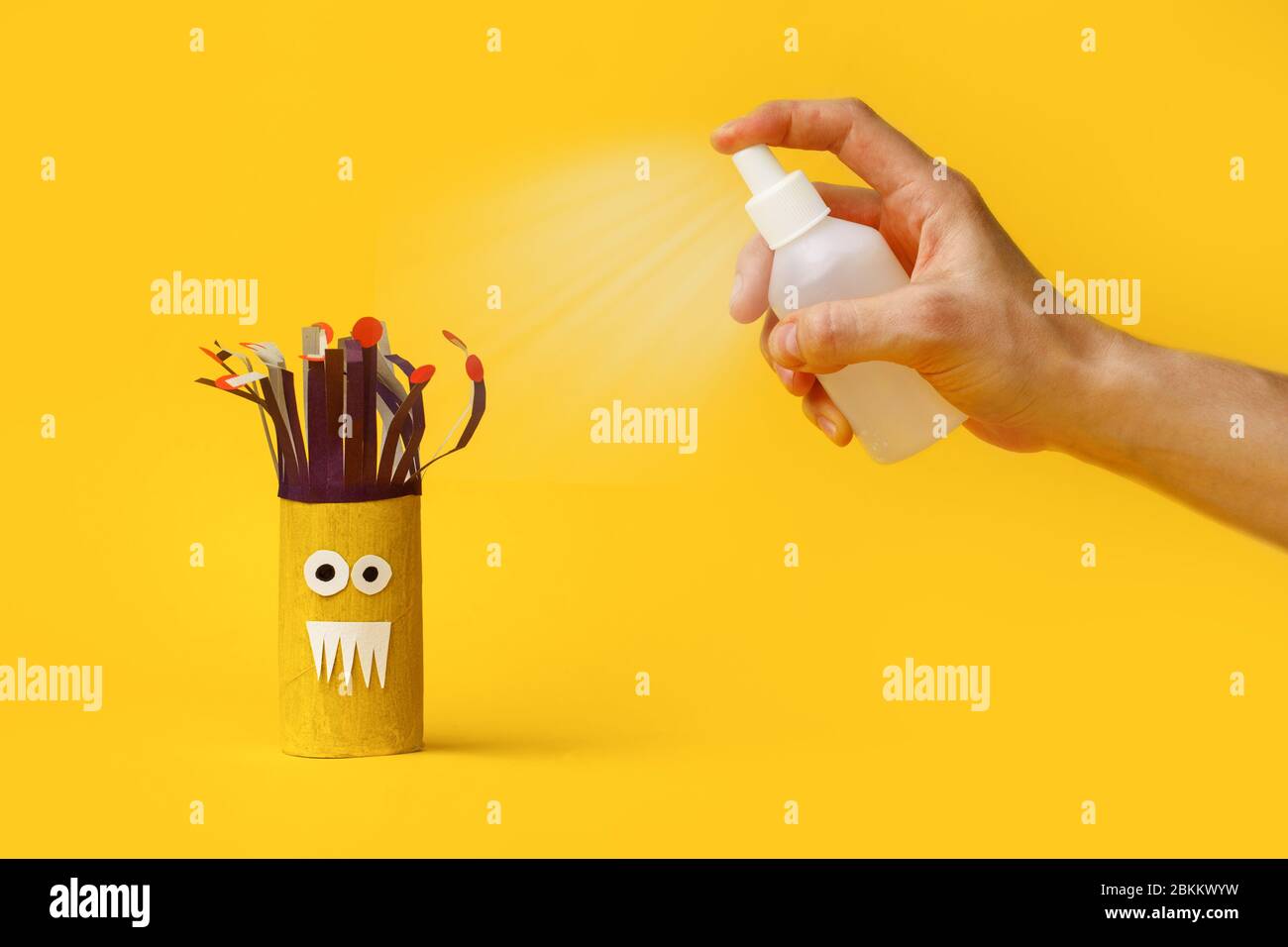 Spray disinfettante antibatterico spray al 70% alcol, disinfettante per mani Dispenser contro virus giocattolo, concetto di controllo delle infezioni. Igienizzatore per prevenire il Coron Foto Stock