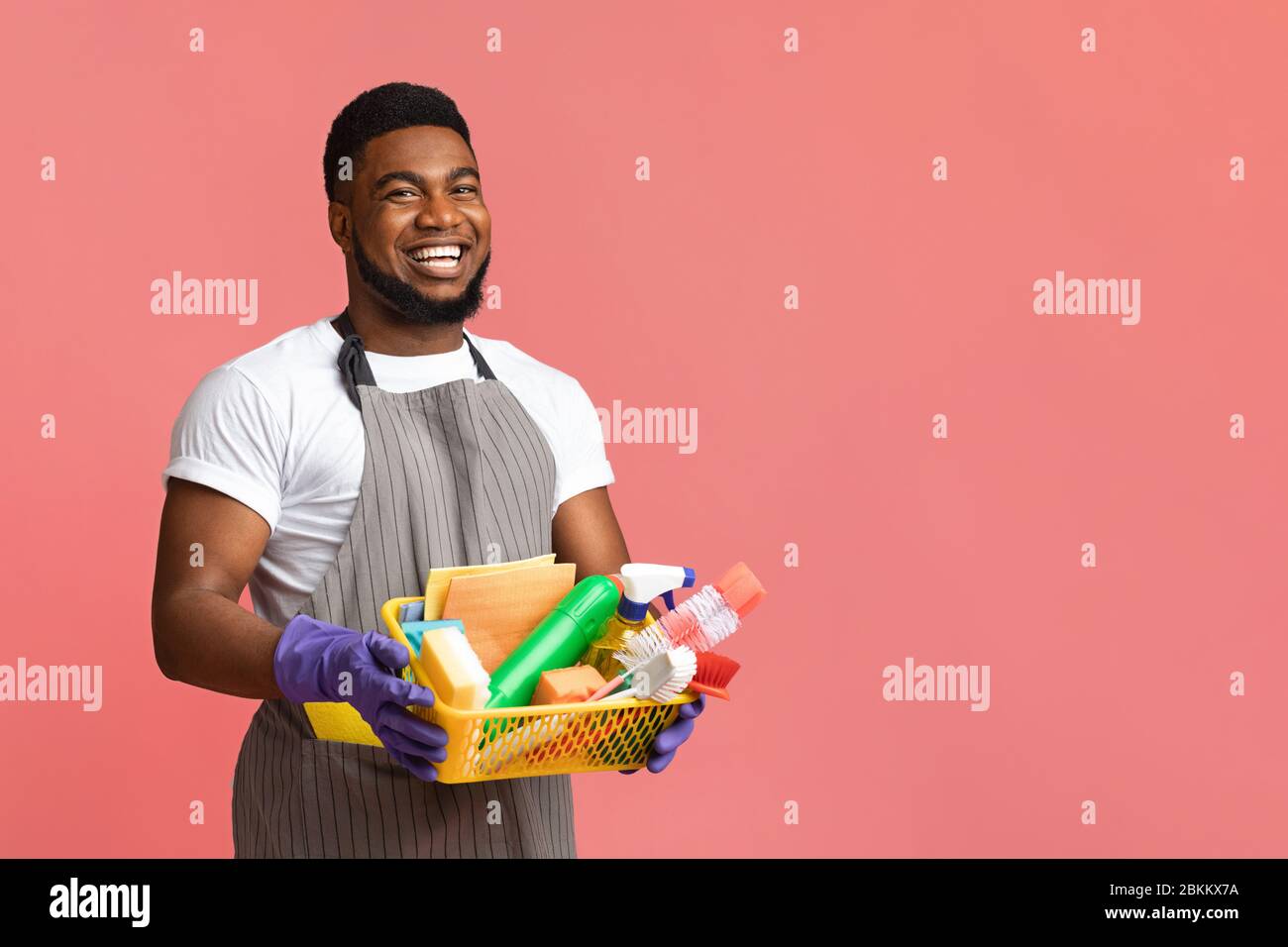 Detergente professionale. Cestello di supporto nero positivo per il lavoratore di pulizia con forniture domestiche Foto Stock