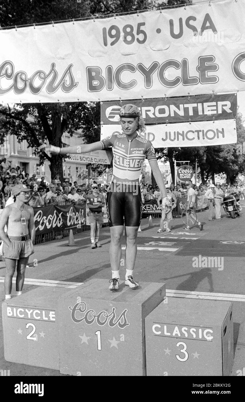 Il ciclista americano Rebecca Twigg, membro della squadra femminile di ciclismo 7-11, sul podio durante la gara ciclistica classica internazionale Coors il 15 agosto 1985 a Grand Junction, CO. Photo di Francis Specker Foto Stock