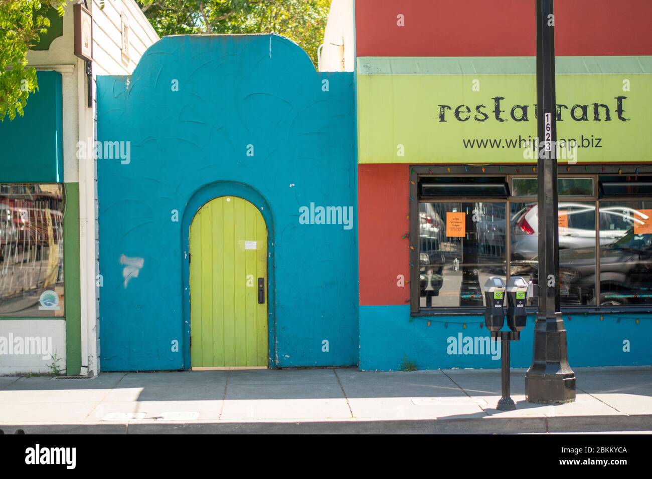 Questa porta a San Rafael, California, è di colore strano. Foto Stock