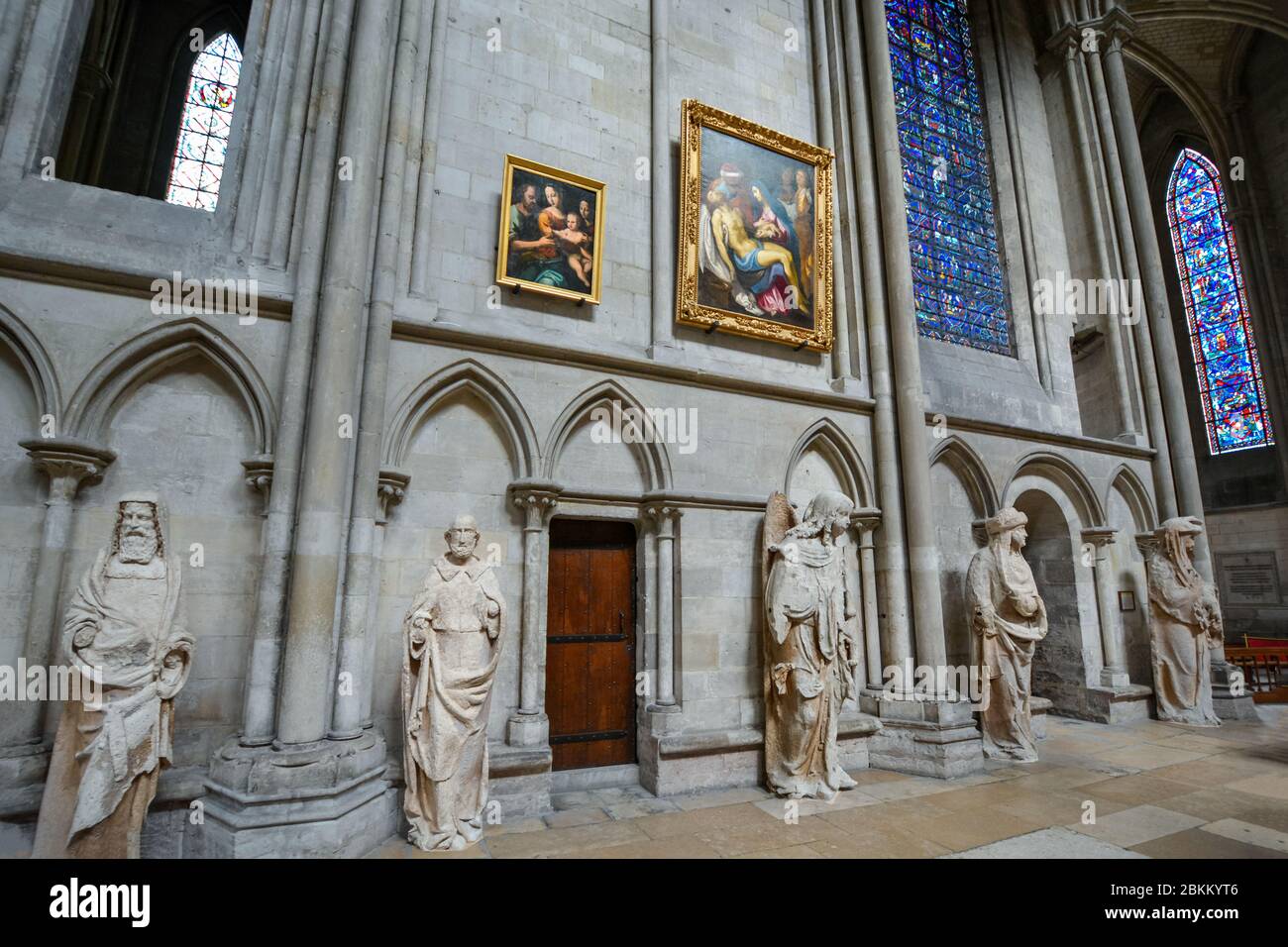 Il deambulatorio dell'interno della cattedrale di Rouen a rouen Francia con finestre di vetro macchiate, statue e dipinti rinascimentali Foto Stock