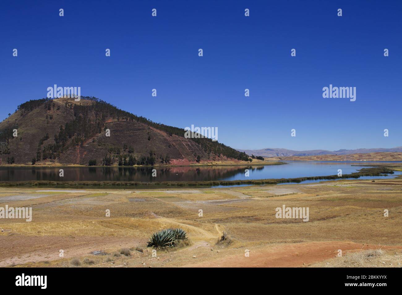 Paesaggio con una collina e un piccolo lago. Fotografia a Cuzco, Perú Foto Stock
