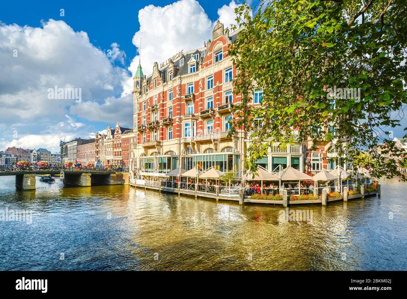Il turista a godere di un rilassante waterfront pranzo presso un hotel su uno dei canali principali della cittã , vicino al quartiere dei musei di Amsterdam, Paesi Bassi Foto Stock