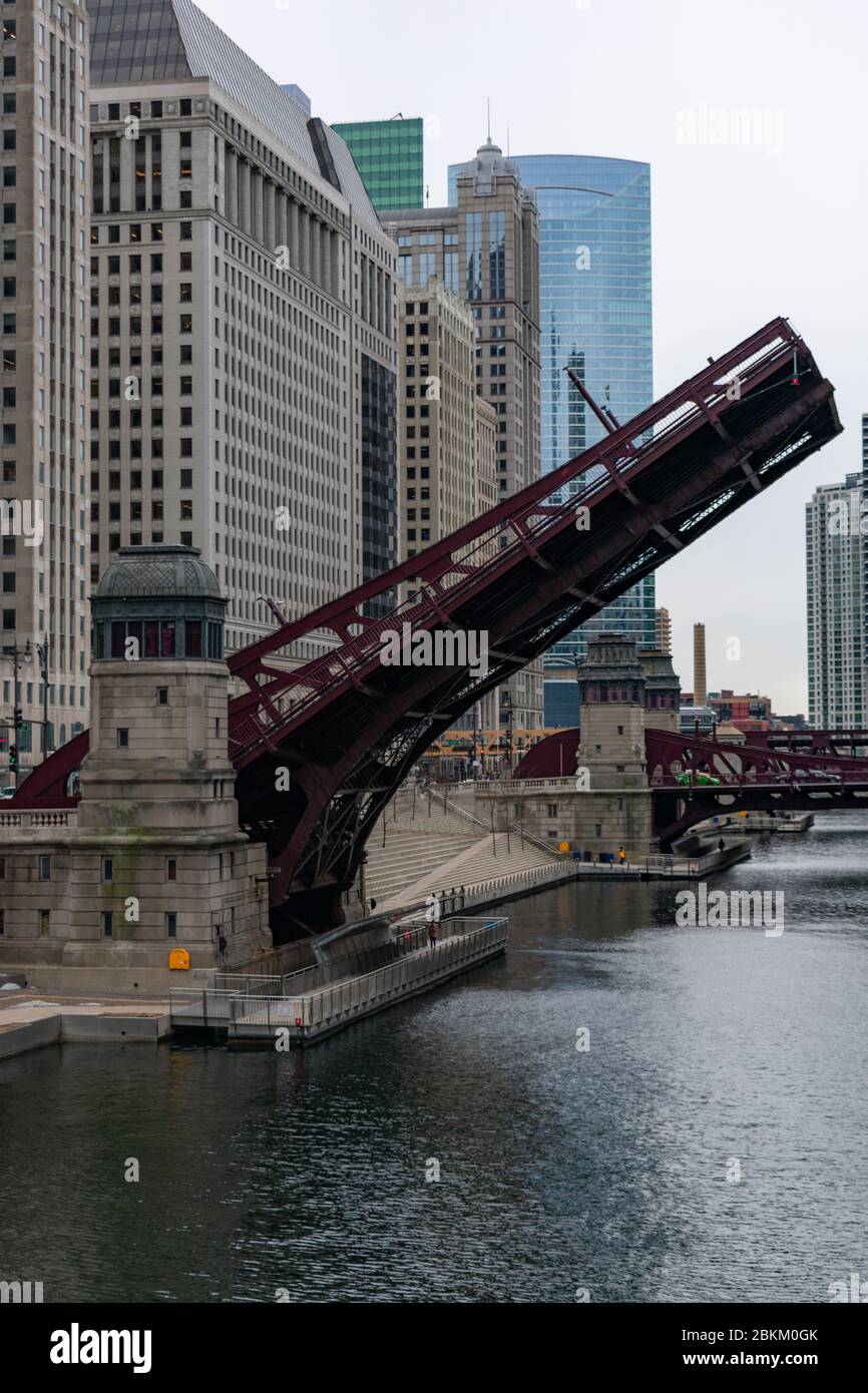 Il Clark Street Bridge sorge sul fiume Chicago in Centro di Chicago Foto Stock