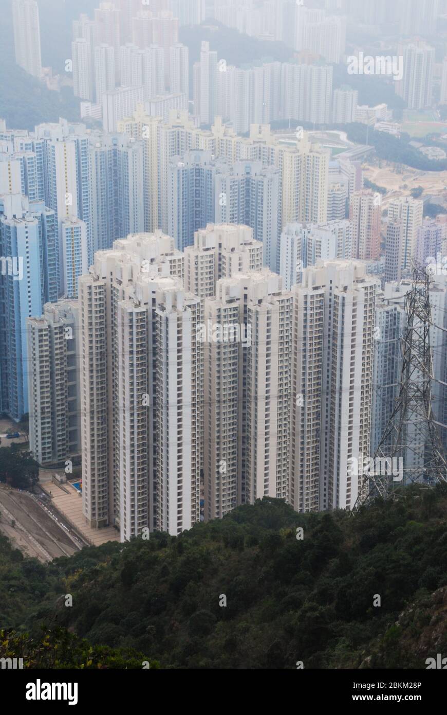 Alta densità residenziale Torri blocchi di palazzo alta torre blocchi di appartamenti cemento metà secolo nuovi territori Hong Kong inquinamento atmosferico Foto Stock