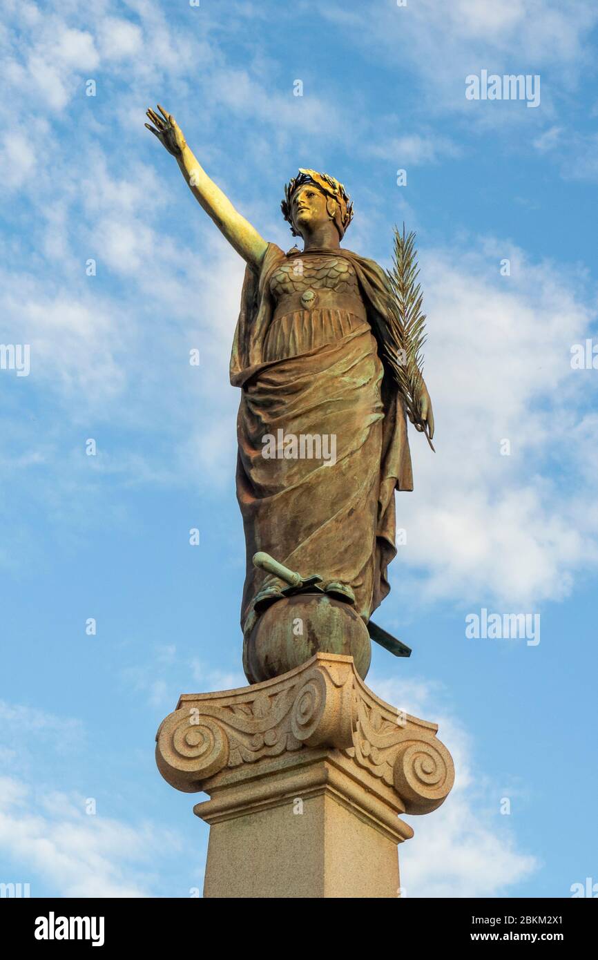 Peace Memorial commemorando i lavoratori morti durante la guerra mondiale e la guerra mondiale nello scultore dei Midland Railway Gardens Pietro Porcelli Midland Railway Workshop Perth WA. Foto Stock