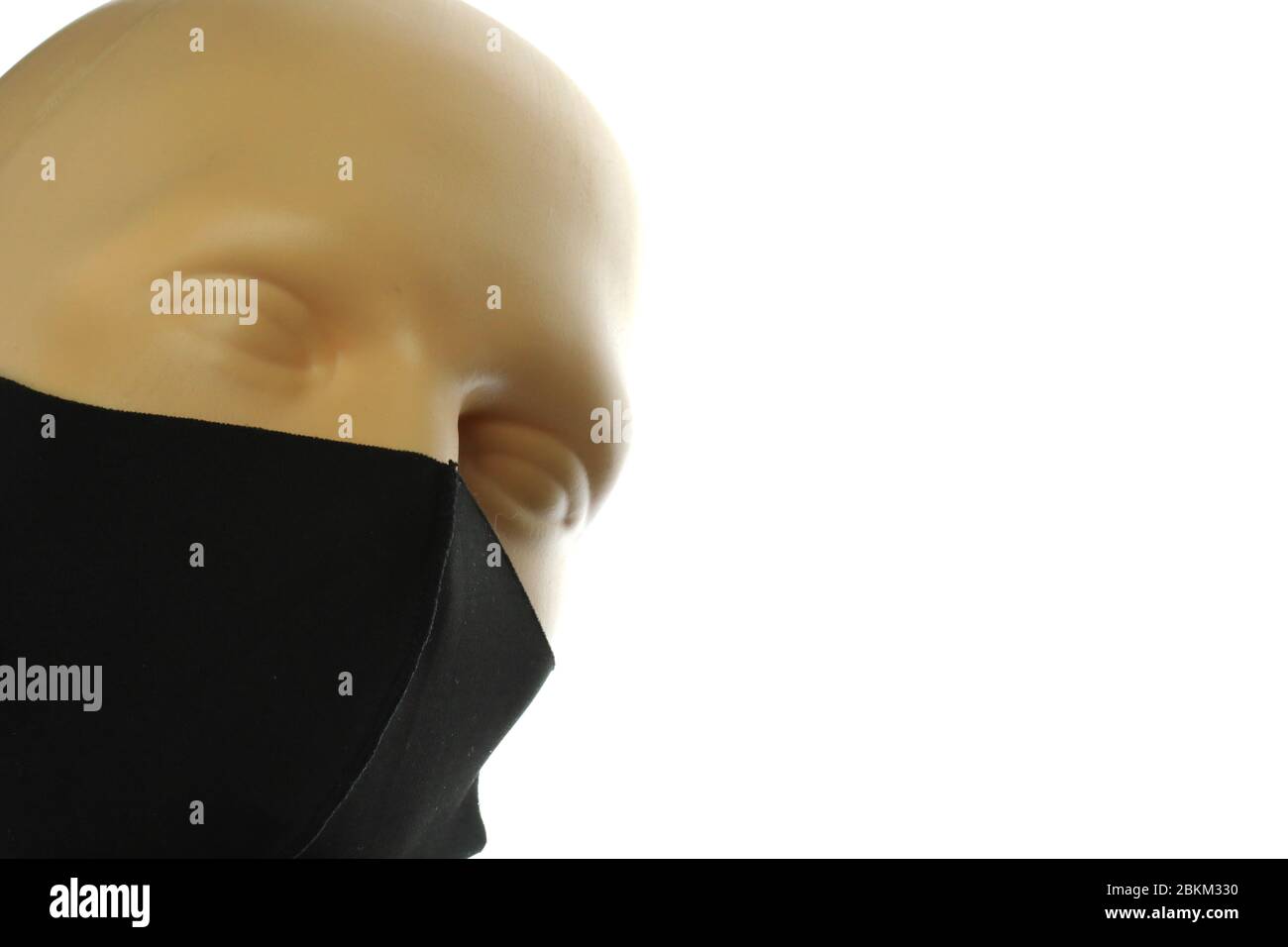 Maschera di protezione indossata in luoghi pubblici Foto Stock