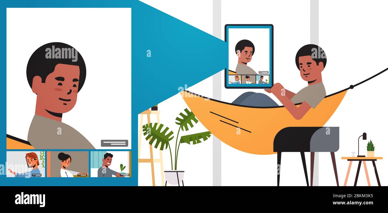 uomo in amaca riunione con amici mix gara durante la videochiamata coronavirus quarantena soggiorno concetto casa persone che hanno divertimento virtuale live conferenza soggiorno sala interna orizzontale ritratto vettore illustrazione Illustrazione Vettoriale
