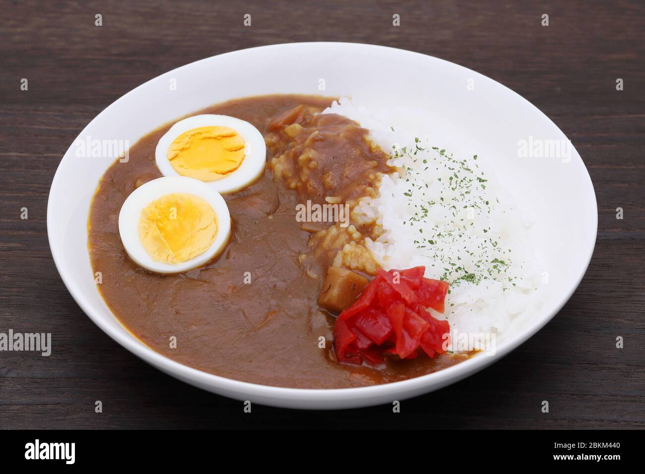 Primo piano di riso al curry giapponese con uova bollite e sottaceti Foto Stock