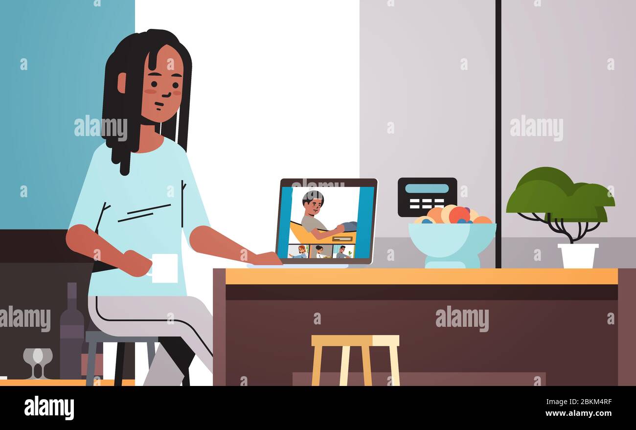 donna incontro con amici di gara mix durante la videochiamata coronavirus quarantena soggiorno a casa concetto persone che hanno divertimento virtuale live conferenza cucina interna orizzontale ritratto vettore illustrazione Illustrazione Vettoriale