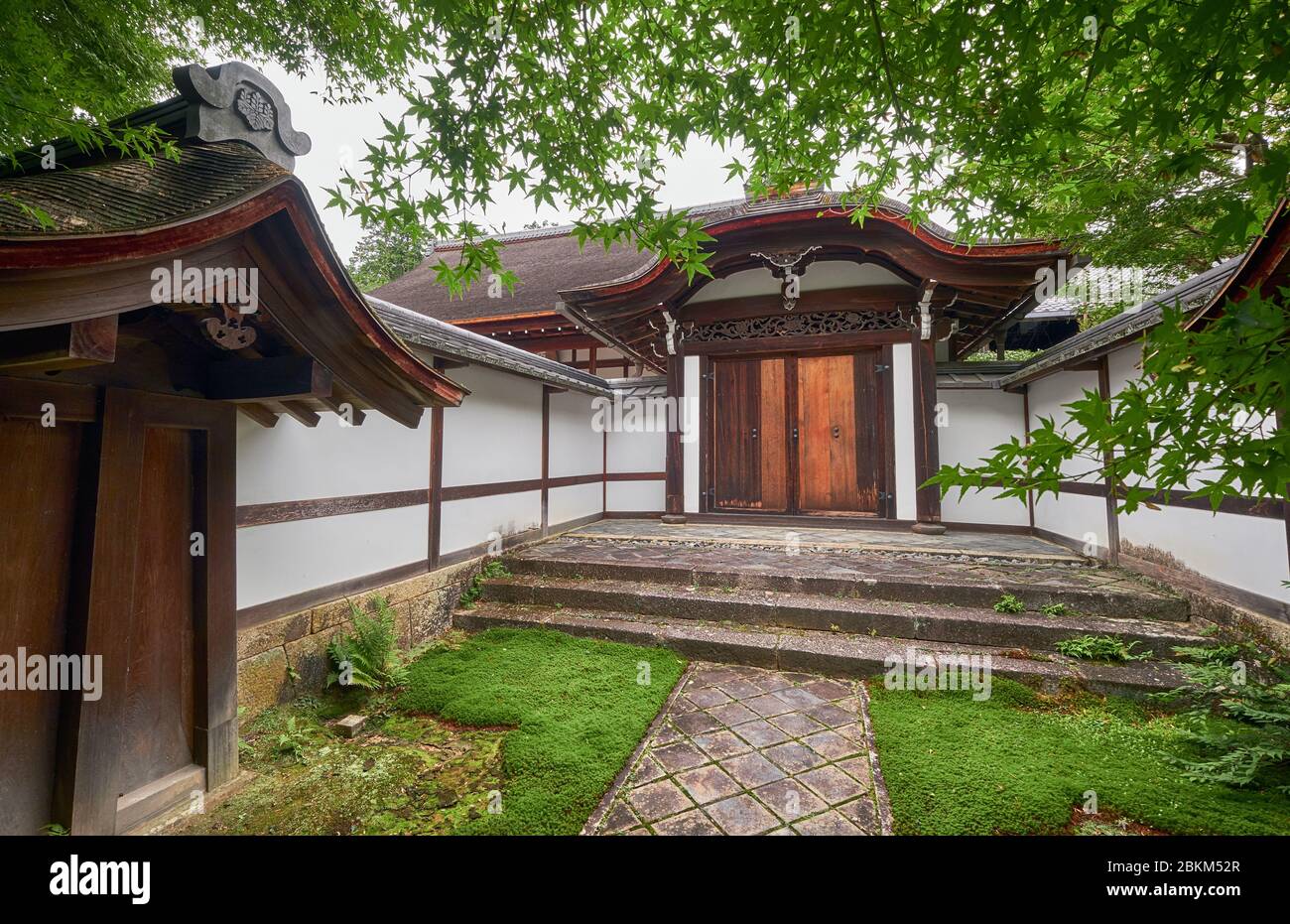 La vista dei tradizionali edifici giapponesi e porta al territorio del tempio Ryoan-ji. Kyoto. Giappone Foto Stock