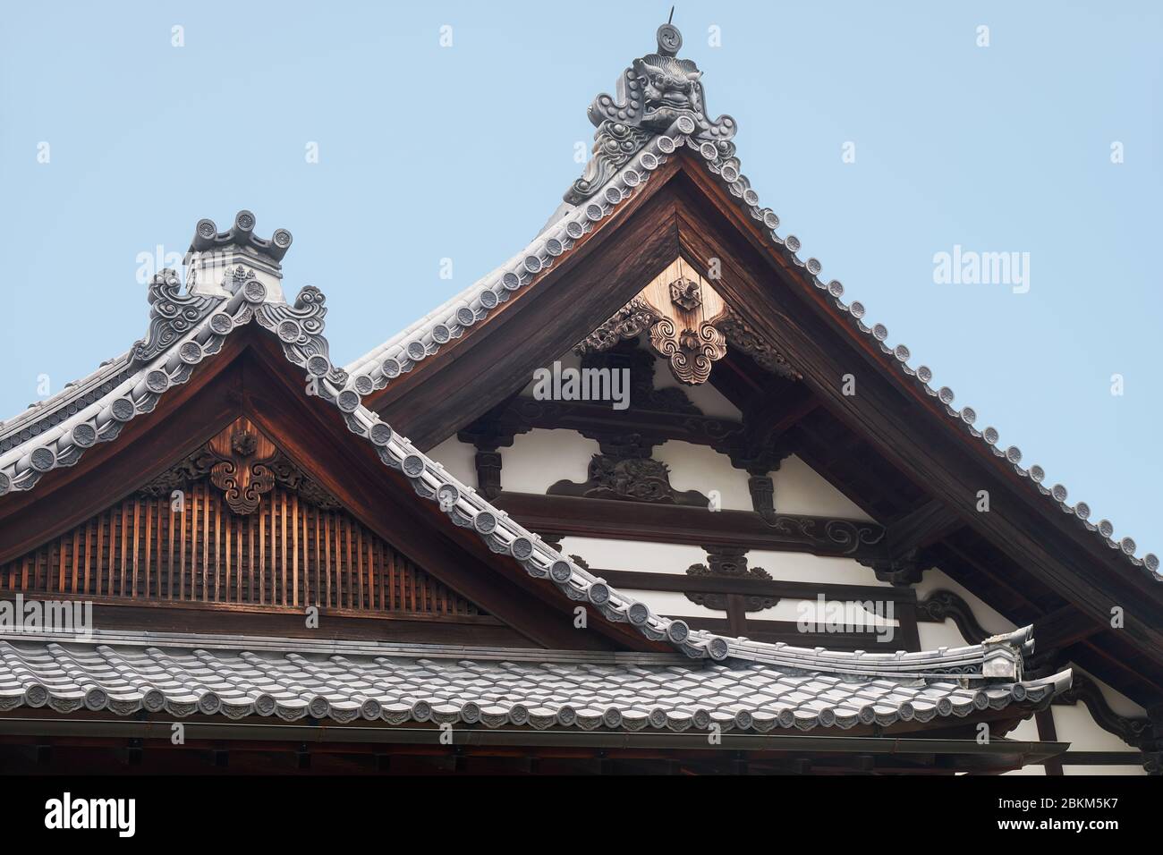 I tetti curvi di Kuri, la cucina del tempio, decorata con Morikuni (Onigawara e kiri (cresta di famiglia)) e gegyo (pendente a timpano). Kinkaku-ji templ Foto Stock
