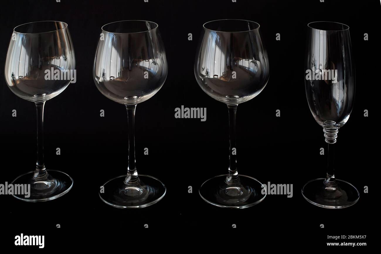bicchieri da vino su sfondo scuro Foto Stock