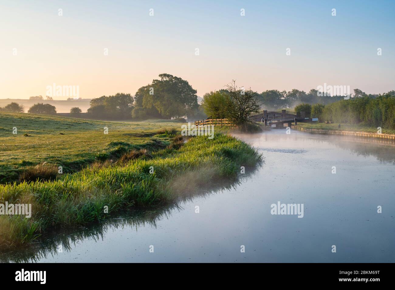 Oxford Canal all'alba. Vicino Somerton, Oxfordshire, Inghilterra Foto Stock