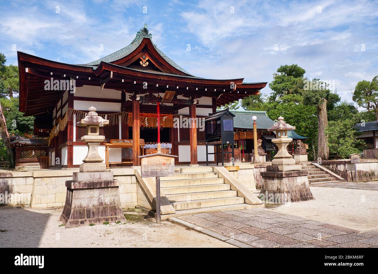 La vista del Haiden del Santuario di Shikichi-jinja (Wara-tenjin) con le due lanterne di pietra davanti ad esso. Kyoto. Giappone Foto Stock