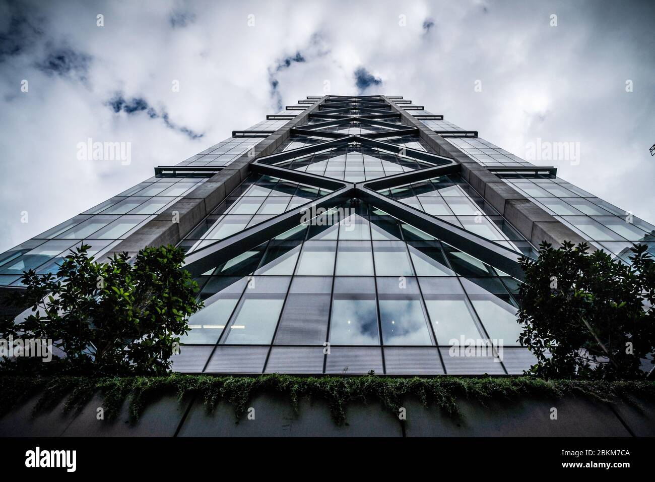 Un blocco a torre commerciale con rinforzi esterni Foto Stock