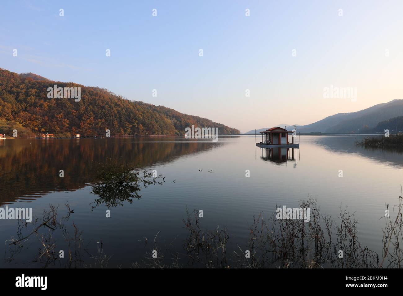 Paesaggio di una casa galleggiante nel bel bacino del mattino Foto Stock