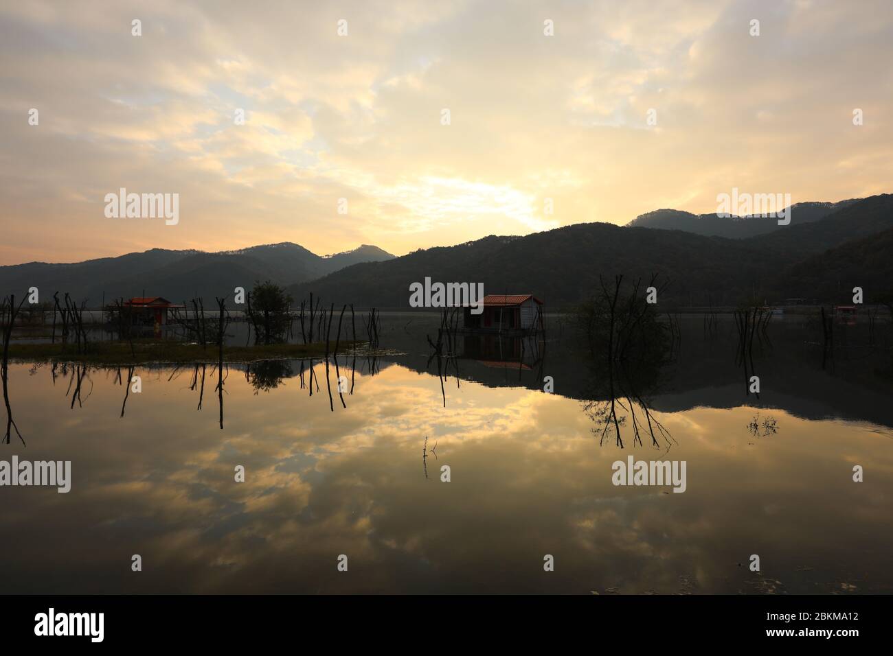 Casa galleggiante con l'alba nella riserva Corea. Mungwang, Chungbuk, Corea Foto Stock