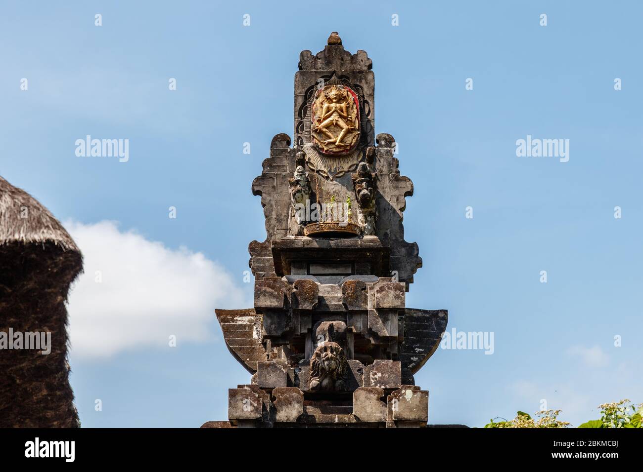 Offerte balinesi (canang sari) sull'altare del trono per Acintya (o Sang Hyang Widhi Wasa), dio supremo indù balinese in un tempio. Bali, Indonesia. Foto Stock