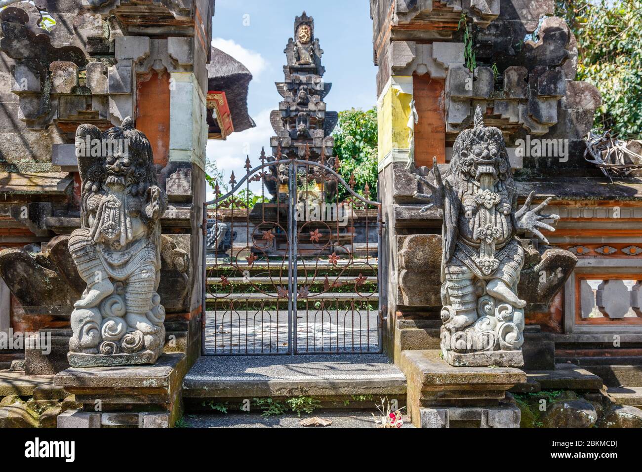 Ingresso indù balinese pura Dalem (Tempio dei morti) e una statua in pietra di Rangda. Altare Padmasana sullo sfondo. Gianyar, Bali, Indonesia. Foto Stock