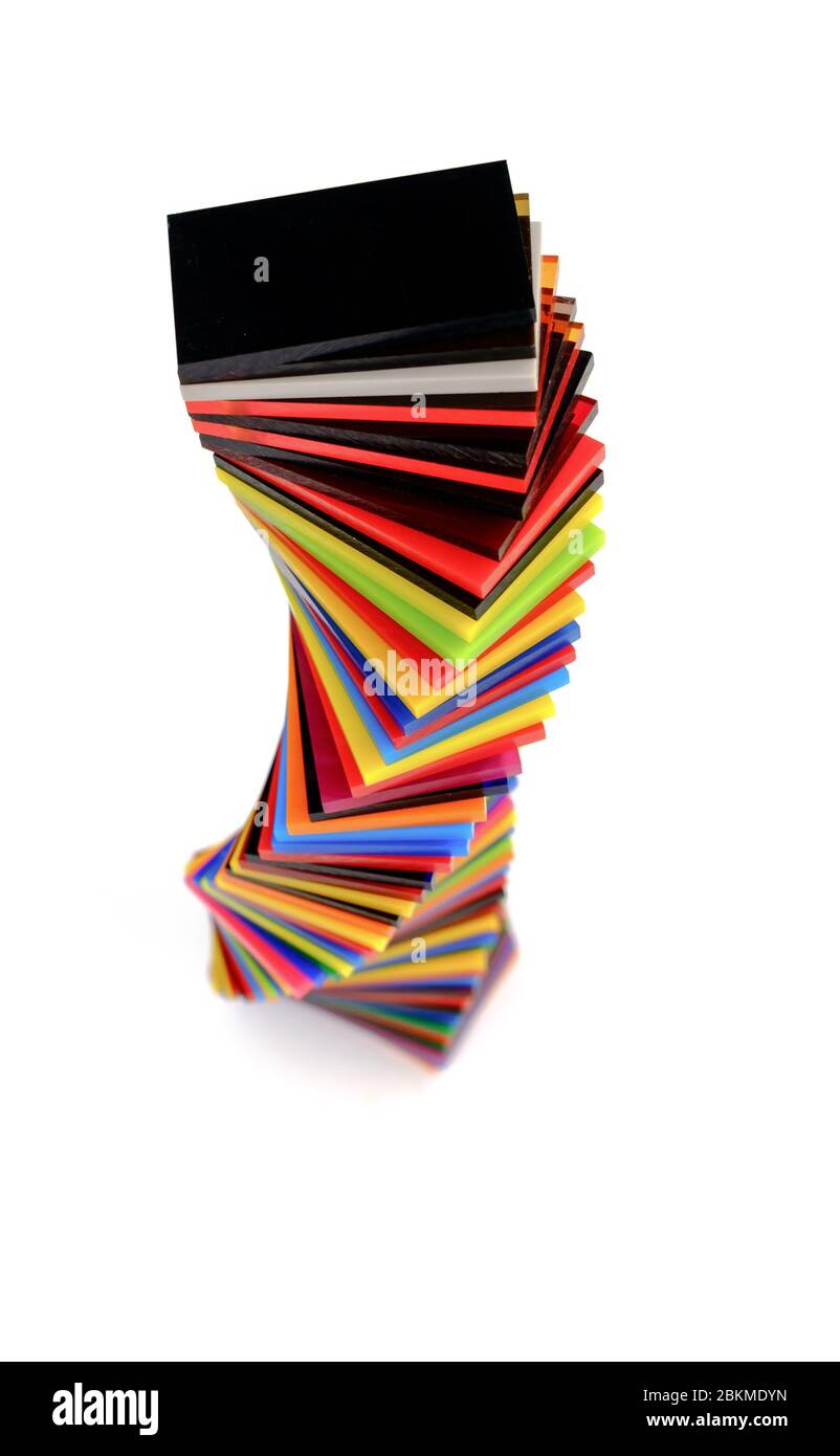 Pila a spirale di colori diversi foglio acrilico fuso su sfondo bianco Foto  stock - Alamy