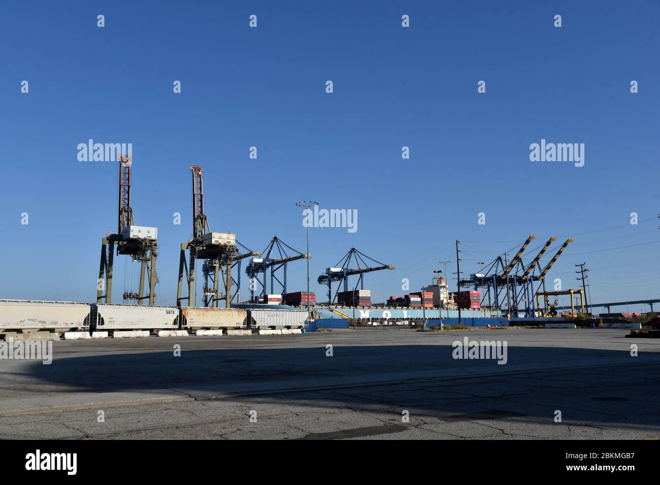 Los Angeles, CA/USA - 2 maggio 2020: Operazioni di spedizione lungo il porto di Los Angeles Foto Stock
