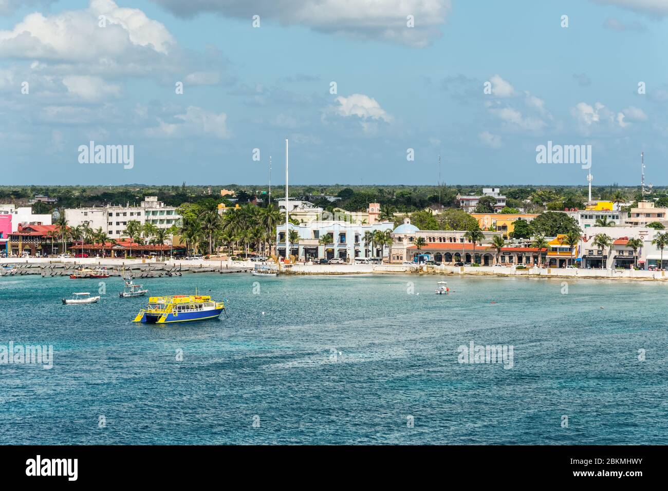 San Miguel de Cozumel, Messico - 25 aprile 2019: Paesaggio urbano della città principale nell'isola di Cozumel, Messico, Caraibi. Vista dalla nave da crociera. Foto Stock