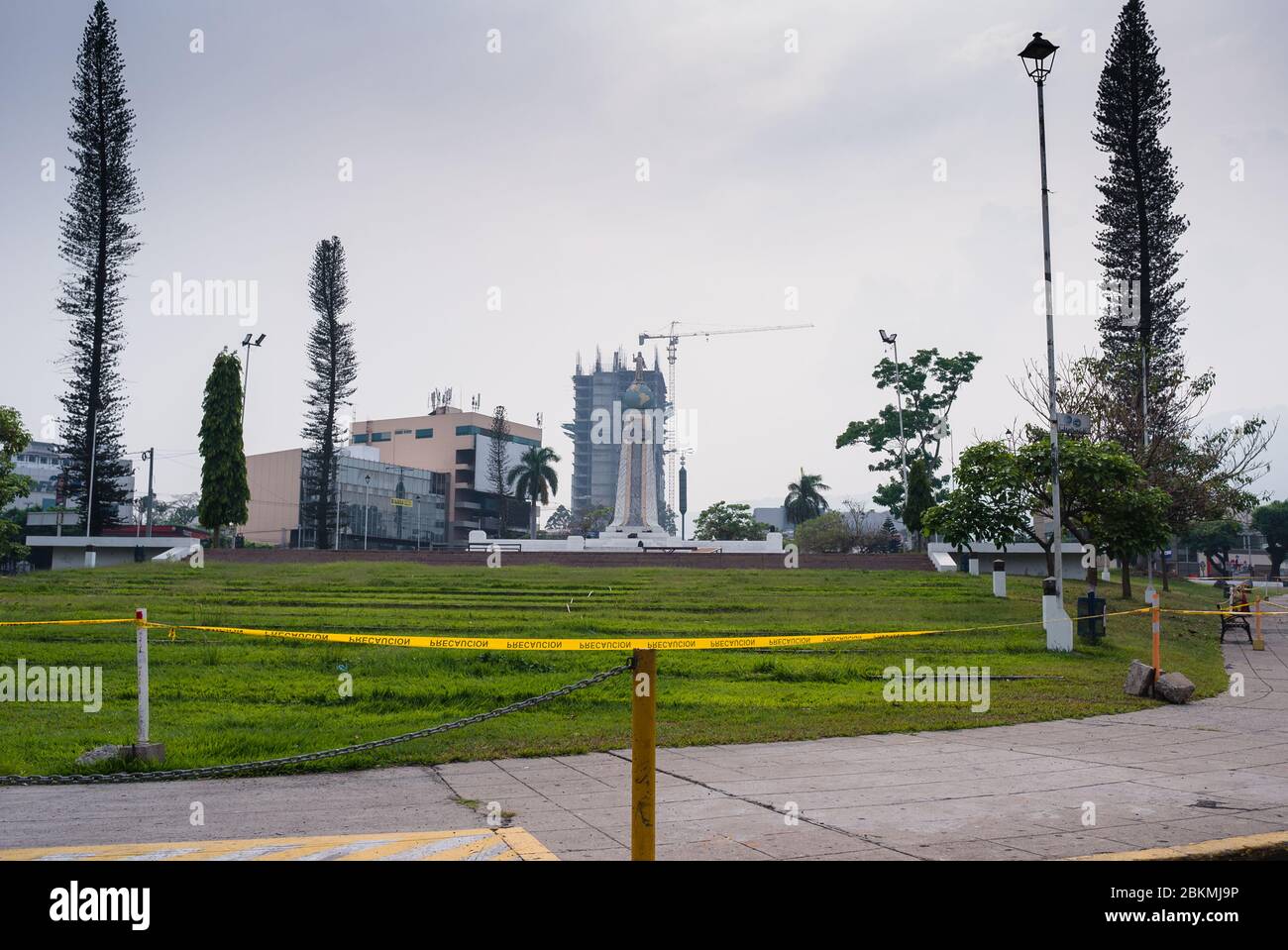 San Salvador, El Salvador. 28 aprile 2020 - Vista della vuota piazza Salvador del Mundo a San Salvador. Tutti i parchi e le piazze sono attualmente chiusi. Foto Stock