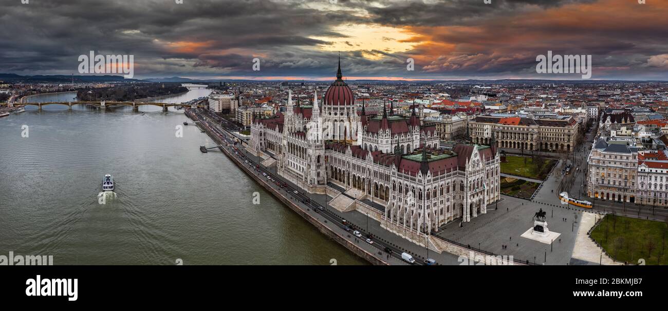 Budapest, Ungheria - veduta aerea panoramica del drone del bellissimo edificio del Parlamento ungherese con Margaret Birdge e l'isola, tram giallo, sightseei Foto Stock
