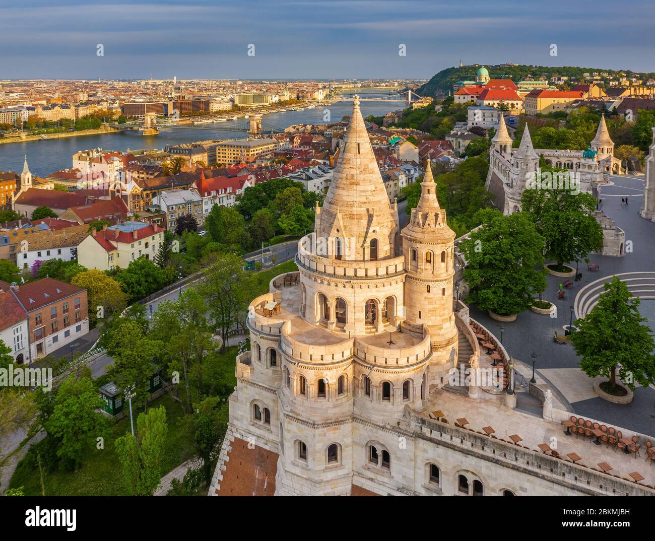 Budapest, Ungheria - veduta aerea del famoso Bastione dei pescatori al tramonto con il Ponte delle catene Szechenyi, il Ponte Elisabetta e il Palazzo reale del Castello di Buda Foto Stock