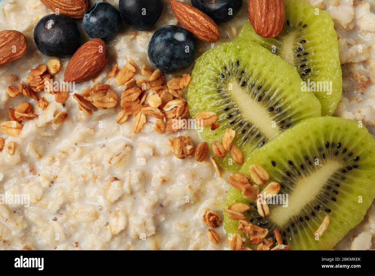 Porridge d'avena con frutta su fondo intero, primo piano Foto Stock