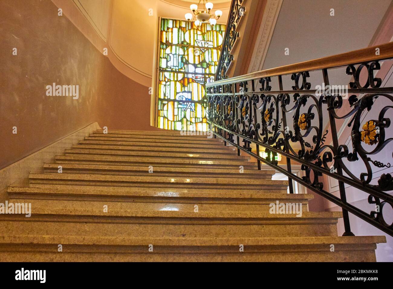 Scala nella vecchia casa con vetrate sulla parte superiore Foto Stock