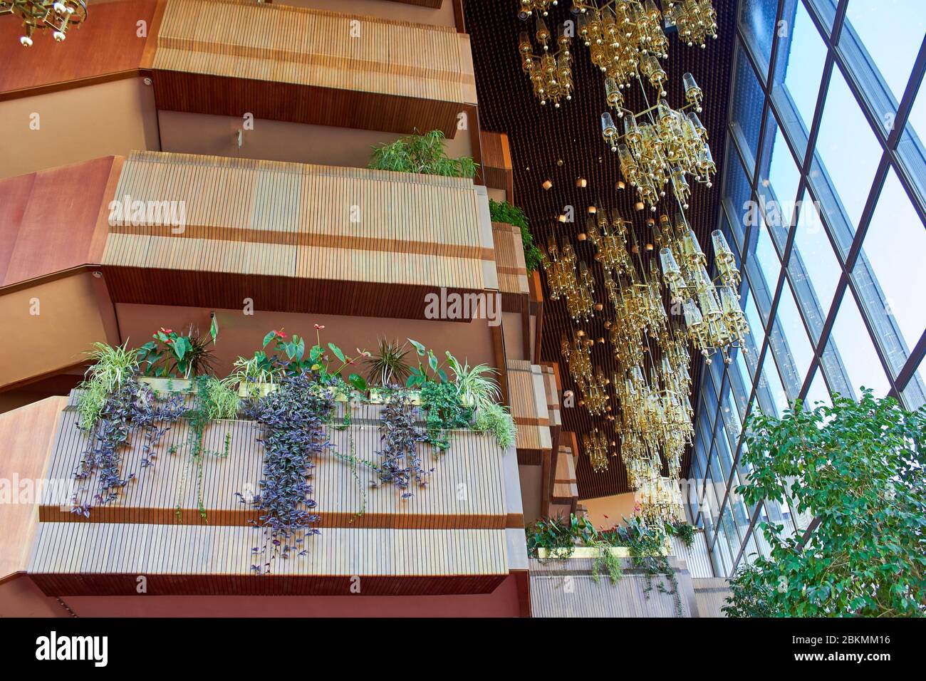 Enorme spazio aperto in un edificio in stile modernista con finestre con fiori Foto Stock