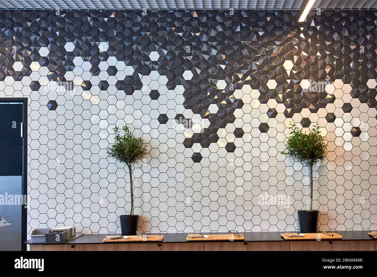 Pareti decorate graziosamente con molte piccole piastrelle nel cafe' Foto Stock