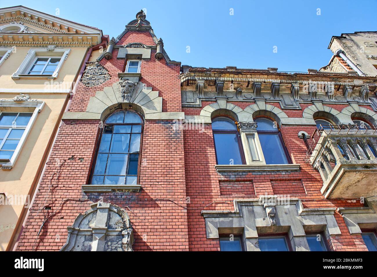 Esterno di vecchia casa di mattoni rossi Foto Stock