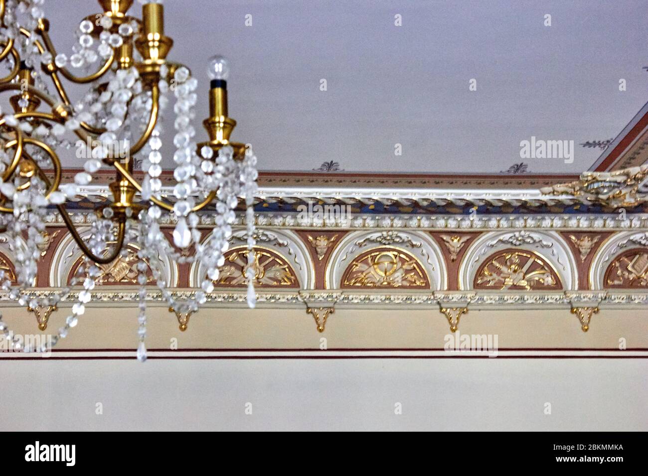 Soffitto decorato graziosamente con lampadario sul davanti Foto Stock