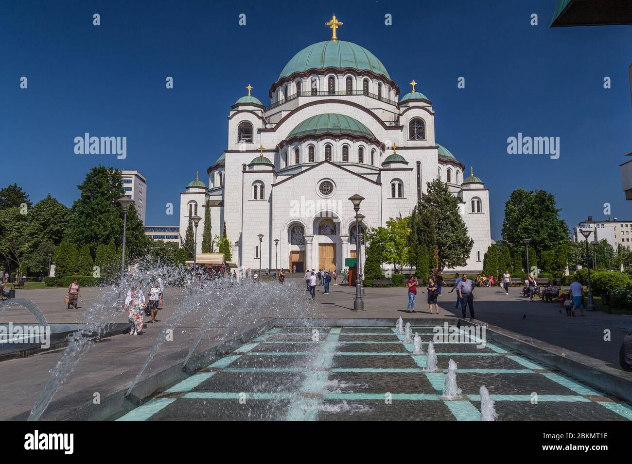 BELGRADO, SERBIA - 8 MAGGIO 2018: L'esterno della Chiesa di San Sava a Belgrado capitale della Serbia durante il giorno. Una caratteristica di acqua e la gente Foto Stock