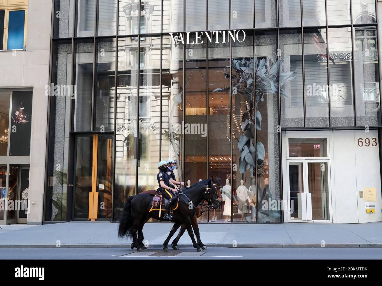 New York, Stati Uniti. 4 maggio 2020. La polizia montata da NYPD pattuglia la Fifth Avenue a New York, Stati Uniti, 4 maggio 2020. Nell'ambito della pandemia COVID-19 in corso, il Governatore di New York Andrew Cuomo lunedì ha delineato ulteriori linee guida per quanto riguarda i tempi di riapertura delle regioni. Secondo l'Ufficio Stampa del Governatore, lo Stato controllerà quattro fattori fondamentali per determinare se una regione può riaprire: Numero di nuove infezioni, capacità sanitaria, capacità di test diagnostici e capacità di tracciamento dei contatti. Credit: Wang Ying/Xinhua/Alamy Live News Foto Stock