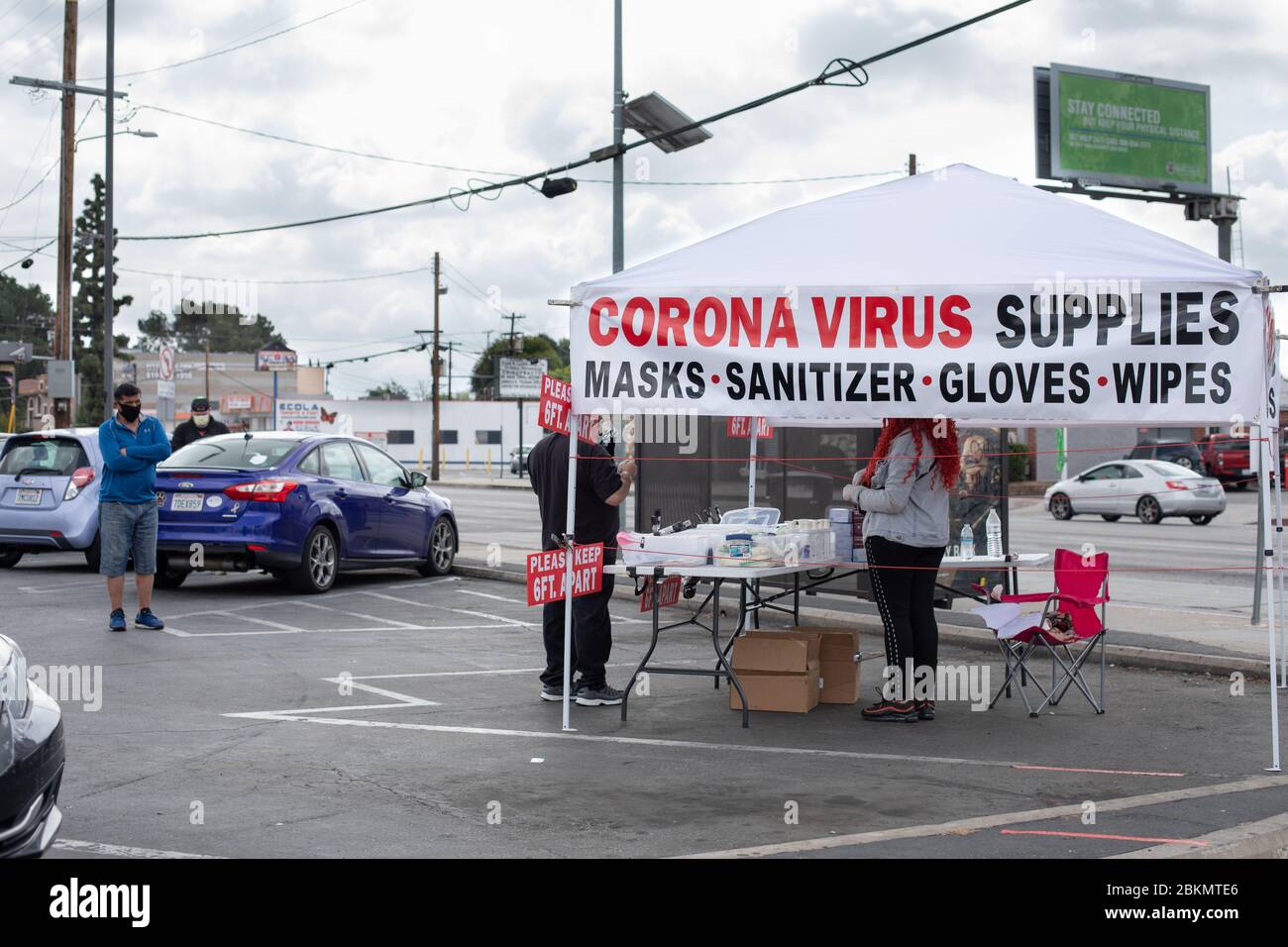 Los Angeles, USA, aprile 2020: Una tenda che vende le forniture di coronavirus in piedi sul crossroad. Persone che acquistano maschere, guanti e sanitizzatori per proteggere Foto Stock