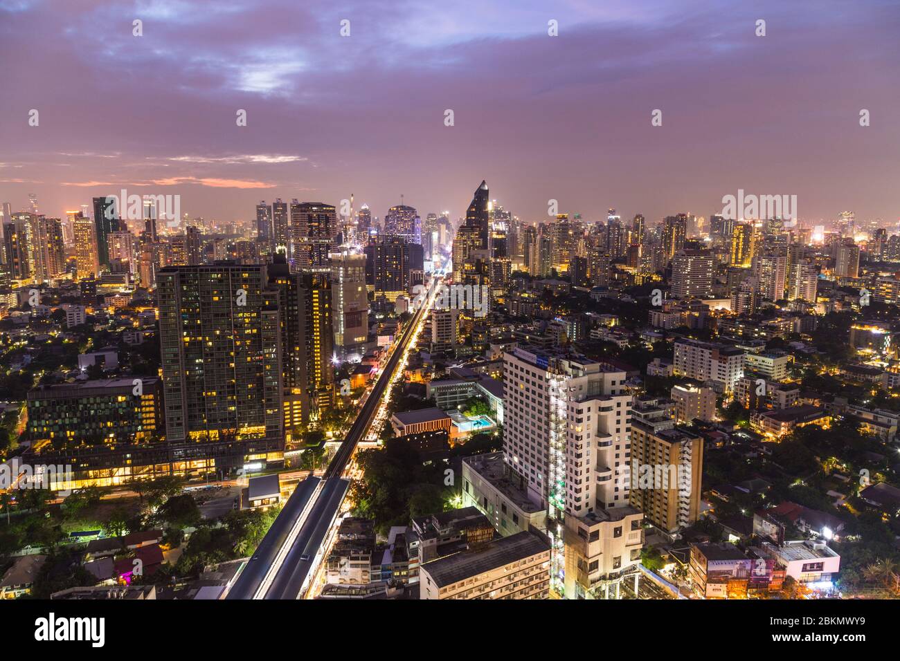 BANGKOK, THAILANDIA - 1 NOVEMBRE 2017: Vista dello skyline di Bangkok al crepuscolo - con grattacieli ed edifici. Foto Stock