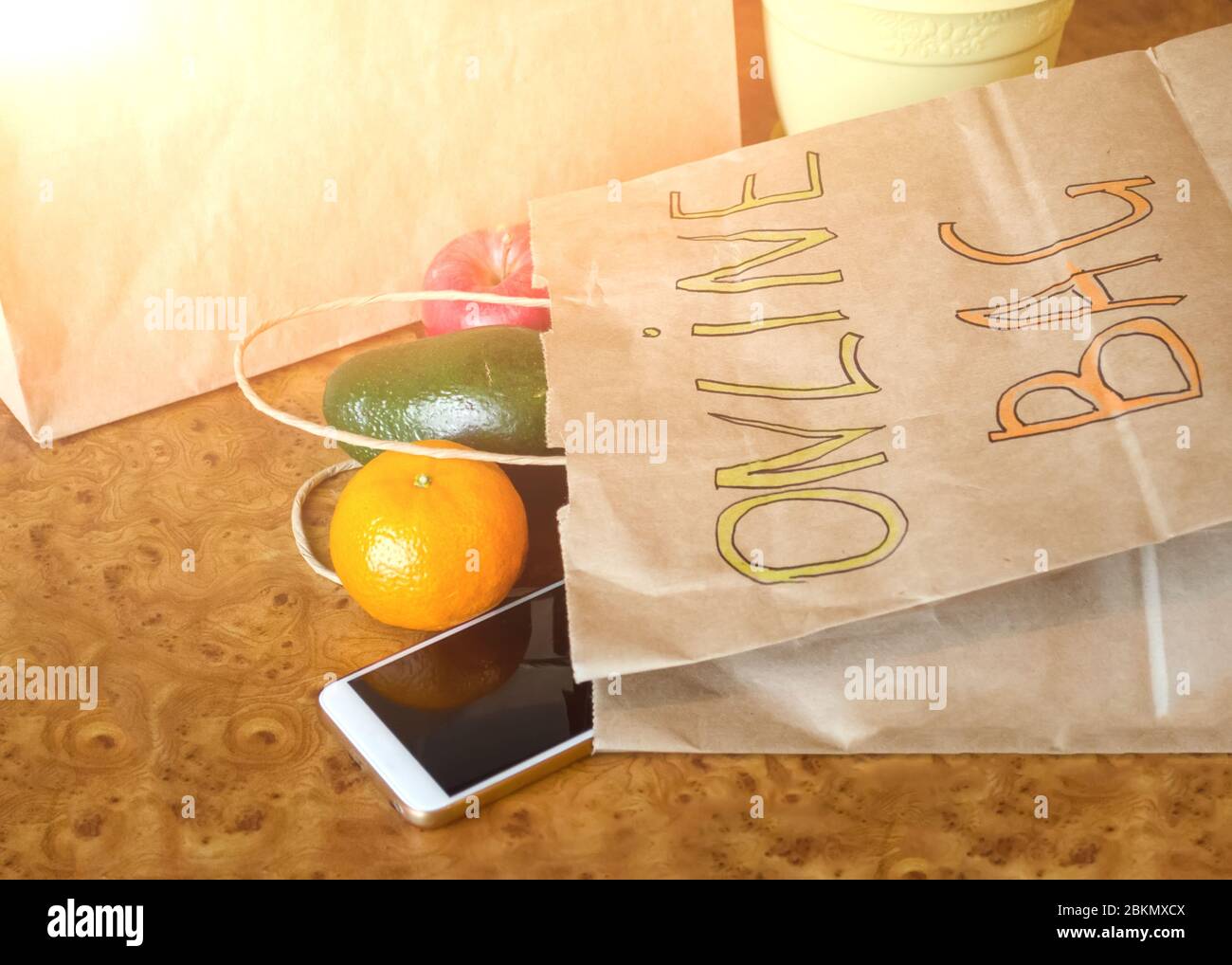 Sacchetto di carta con iscrizione - sacchetto online, frutta fresca diversa, verdure sul tavolo da cucina primo piano. Shopping online e consegna senza contatto concep Foto Stock Sacchetto di carta con iscrizione - sacchetto online, frutta fresca diversa, verdure sul tavolo da cucina primo piano. Shopping online e consegna senza contatto concep Foto Stock