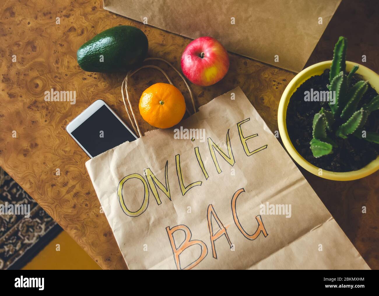 Sacchetto di carta con iscrizione - sacchetto online, frutta fresca diversa, verdure su un tavolo da cucina. Acquisto online e consegna senza contatto. Superiore Foto Stock Sacchetto di carta con iscrizione - sacchetto online, frutta fresca diversa, verdure su un tavolo da cucina. Acquisto online e consegna senza contatto. Superiore Foto Stock
