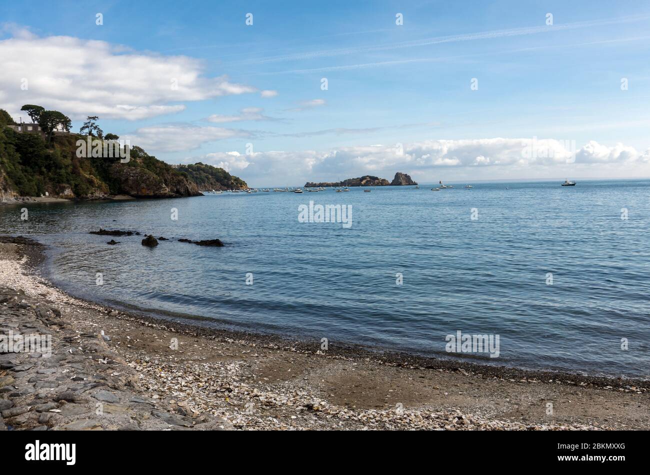 La pesca barche e yacht ormeggiati nella baia ad alta marea a Cancale, famosa la produzione di ostriche di città. Brittany, Francia, Foto Stock