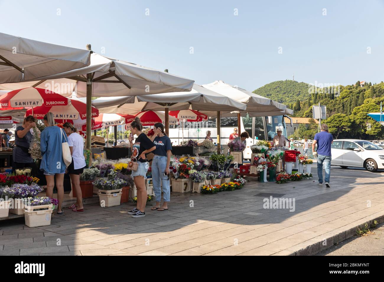 Dubrovnik, Croazia, 18 settembre 2019. Un mercato vicino al nuovo porto di Gruz con frutta fresca, verdure e fiori. Persone che camminano e che acquistano p Foto Stock