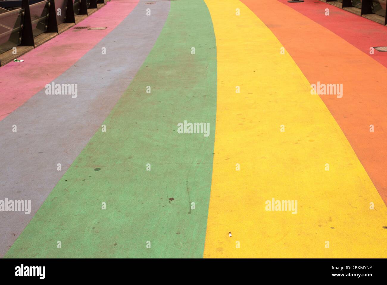 Piattaforma colorata arcobaleno sulla stazione ferroviaria in Olanda Europa . Famoso e attraente percorso a piedi per i passeggeri LGBTQ ad aspettare il treno. Foto Stock